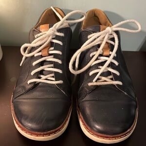 Women’s Navy, white trim and laces Unstructured Clark’s leather shoes, size 6​